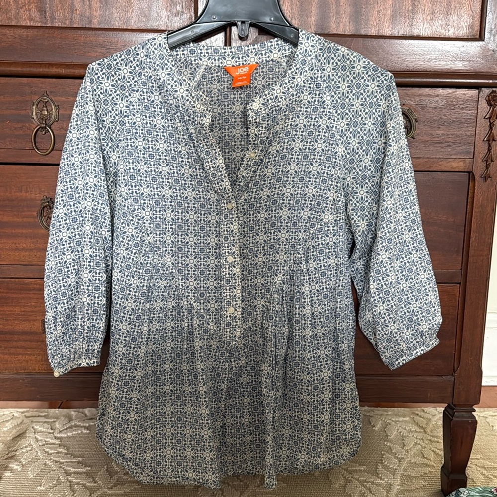 Flowy lightweight blouse- blue and white.